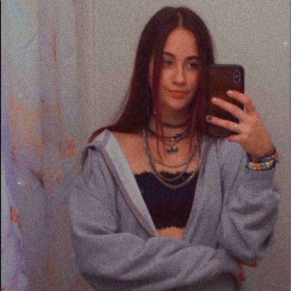 Meet your Posher, Becca - Picture 1 of 7